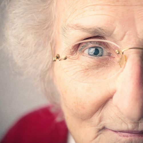 Oudere vrouw vriendelijk glimlachend.